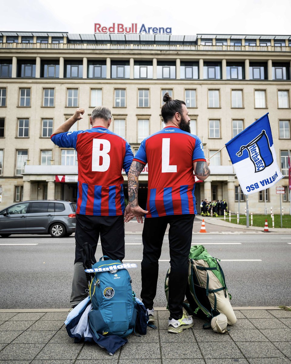 HerthaBSC's tweet photo. Erfolgreiche Ankunft in Leipzig! 📍 Unser treuer Anhänger Dirk #Johl und sein Kumpel Matthias #Lüer haben ihr Ziel erreicht! 💙 Nach rund 180 Kilometern und 270.000 Schritten sind die zwei Fußballfans pünktlich zu #RBLBSC angekommen. Respekt für diese Leistung! 👏🏼 

#HaHoHe https://t.co/NyiH85vRxd