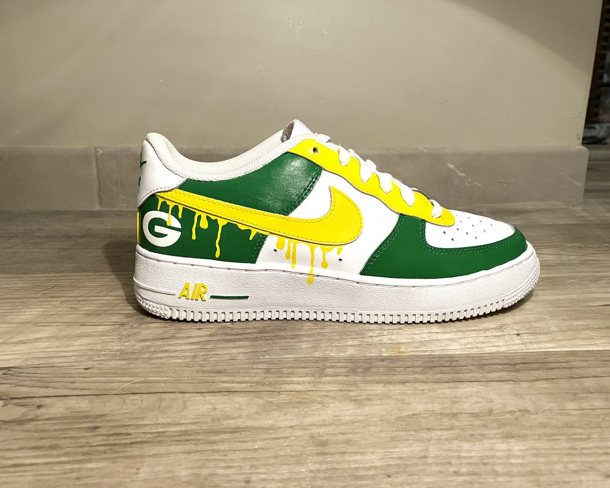 cappyy12's tweet photo. Completed my next pair of customs 🎨👩‍🎨 GO PACK GO https://t.co/lUZFtg2RiS