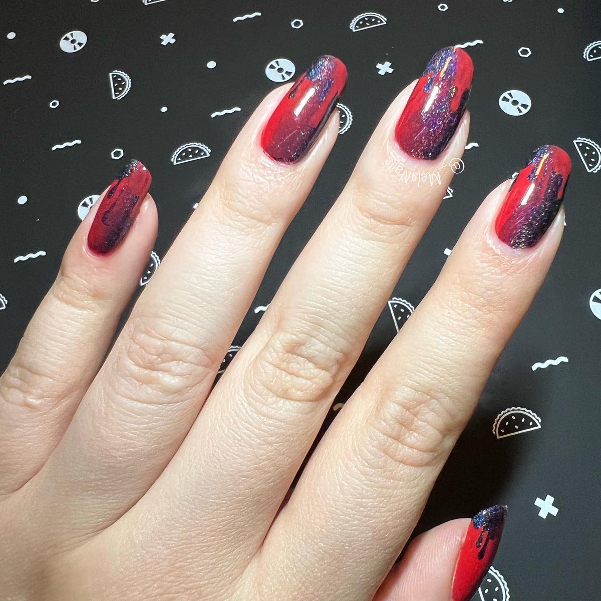 _MelsNails's tweet photo. A Bloody double gradient 🩸❤️🖤💅🏻 @nailogical @holotaco #LeftOnRed #Electrostatic #HoloTaco #melsnails #PaintWithSimply #NailArt https://t.co/lT6t3M0JQM