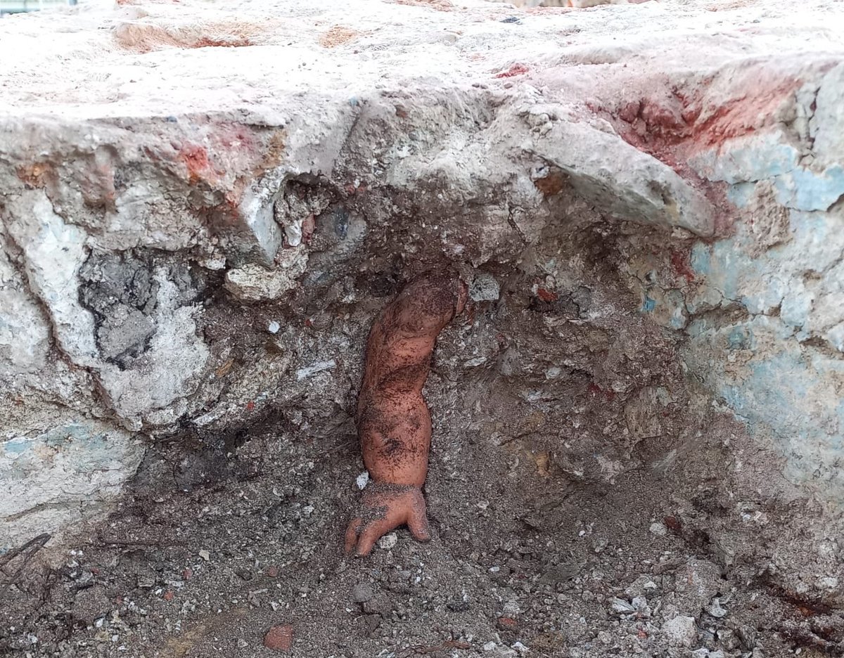 GuerraenlaUni's tweet photo. La arqueología contemporánea a veces nos deja estas escenas de película de terror. https://t.co/pzCw3KkUBq