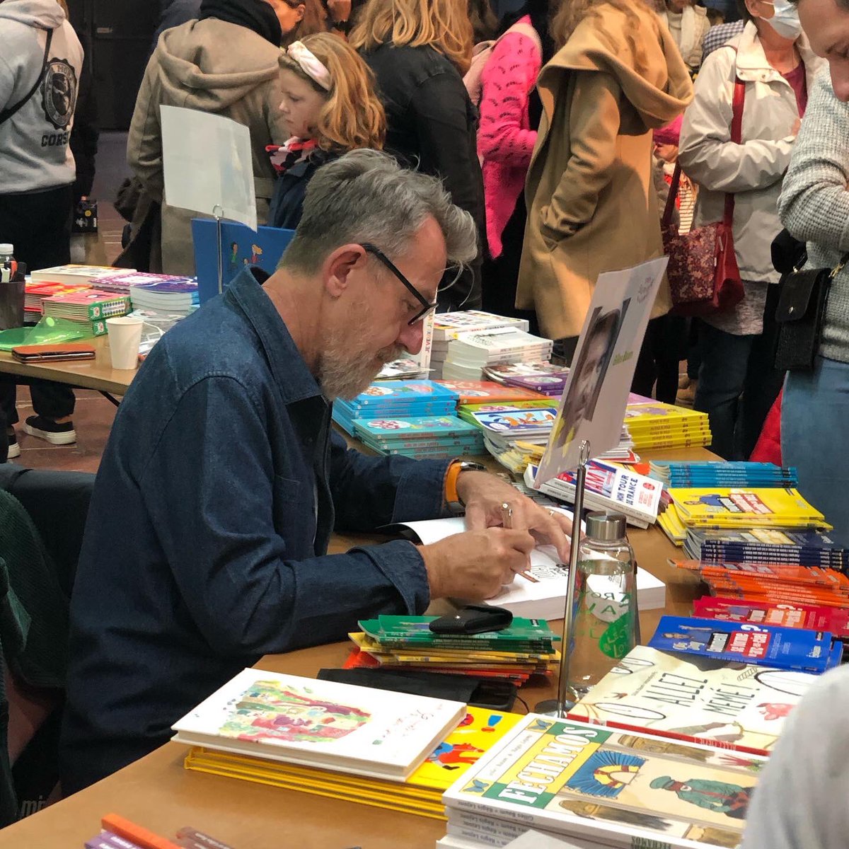 G27Marco's tweet photo. Popularité quand tu nous tiens! Carl #norac et Jamy #gourmaud en dédicace au #salon du #livre #jeunesse #troyes #dedicace @SLJTroyes https://t.co/johkSKIAzq
