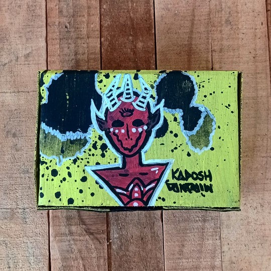 kadoshices's tweet photo. Lembrando que nas compras cima de R$200,00 você leva de presente: Um cristal pra energizar seu amuleto + uma pulseira exclusiva + Um colar + Uma caixinha exclusiva ilustrada por @MirandaKadosh https://t.co/gQh7X5tiHF