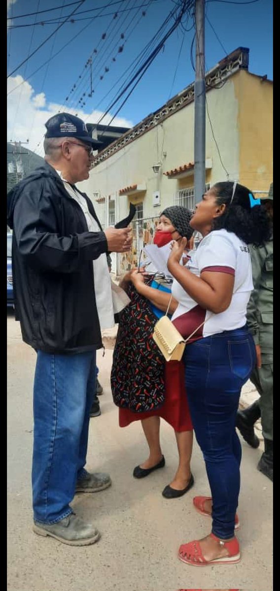 marilyndilucave's tweet photo. Nuestro #GobiernoNacional demuestra su voluntad política y compromiso con el pueblo de Las Tejerías a través de sus ministros, quienes se desplegaron para atender a las y los afectados. Ejemplo de ellos Ministro @LealTelleria.

#PoetasDePazEnVenezuela https://t.co/EXASGtiJts