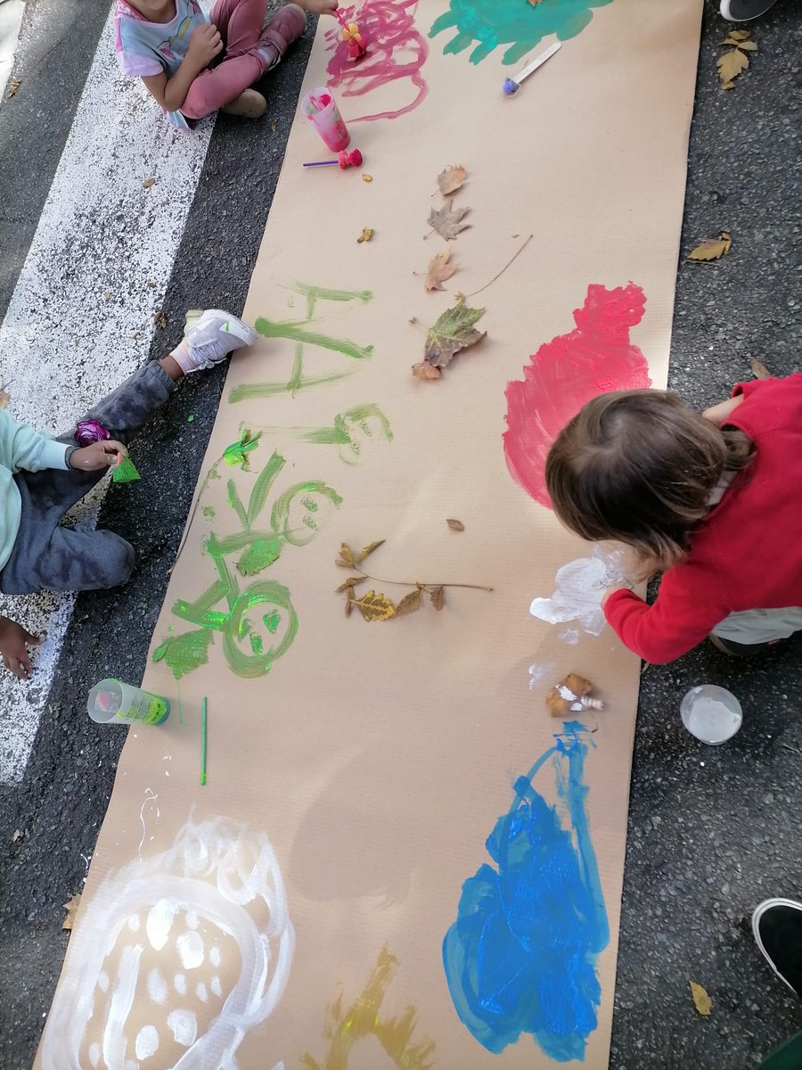 PetitMolinet's tweet photo. Transformem la realitat amb els colors  i la creativitat de la mirada infantil en la #FiraESSSPoblesec, #criança #comunitària https://t.co/8QfmZXFaCb