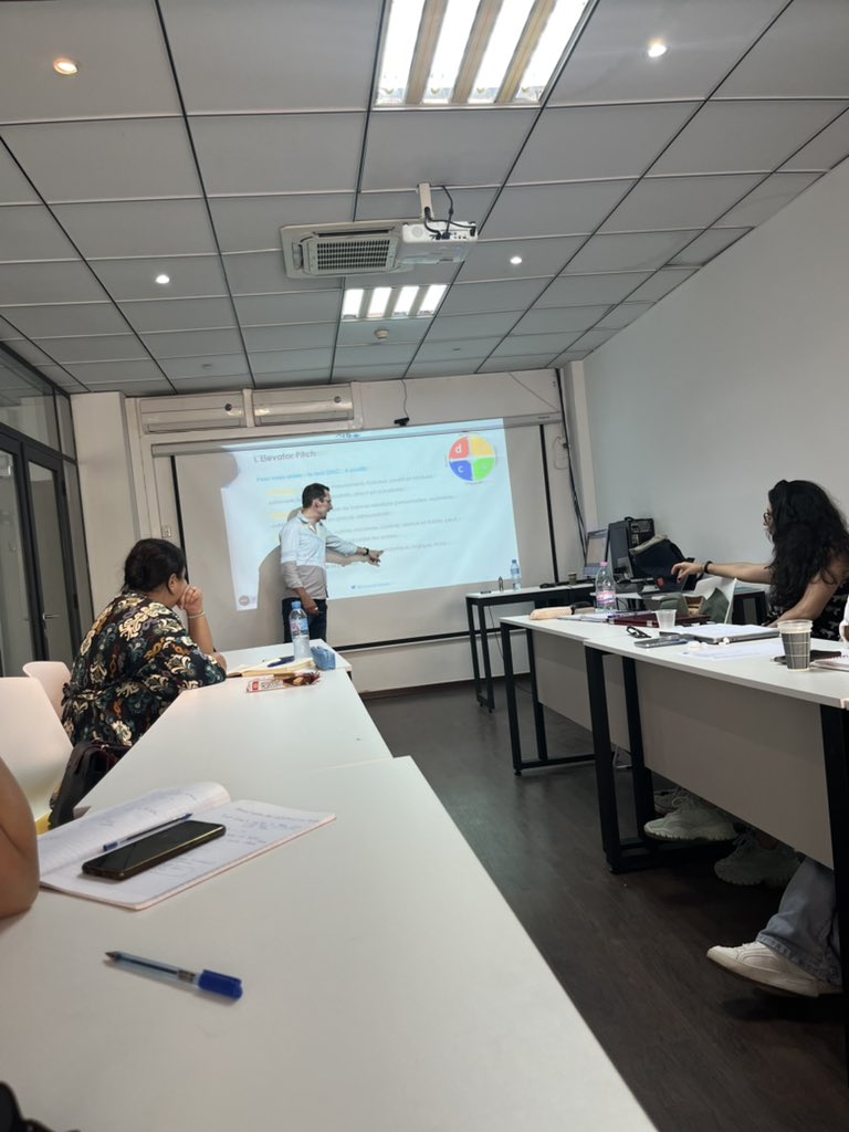 ArslanDerrar's tweet photo. #PersonalBranding ! Un cours tres intéressant et passionnant avec @ArnaultChatel à @INSAGAlgerie !! #MBADMB #EFAP_PARIS  #DigitalMarketing 🚀 https://t.co/2nm1OT52tM