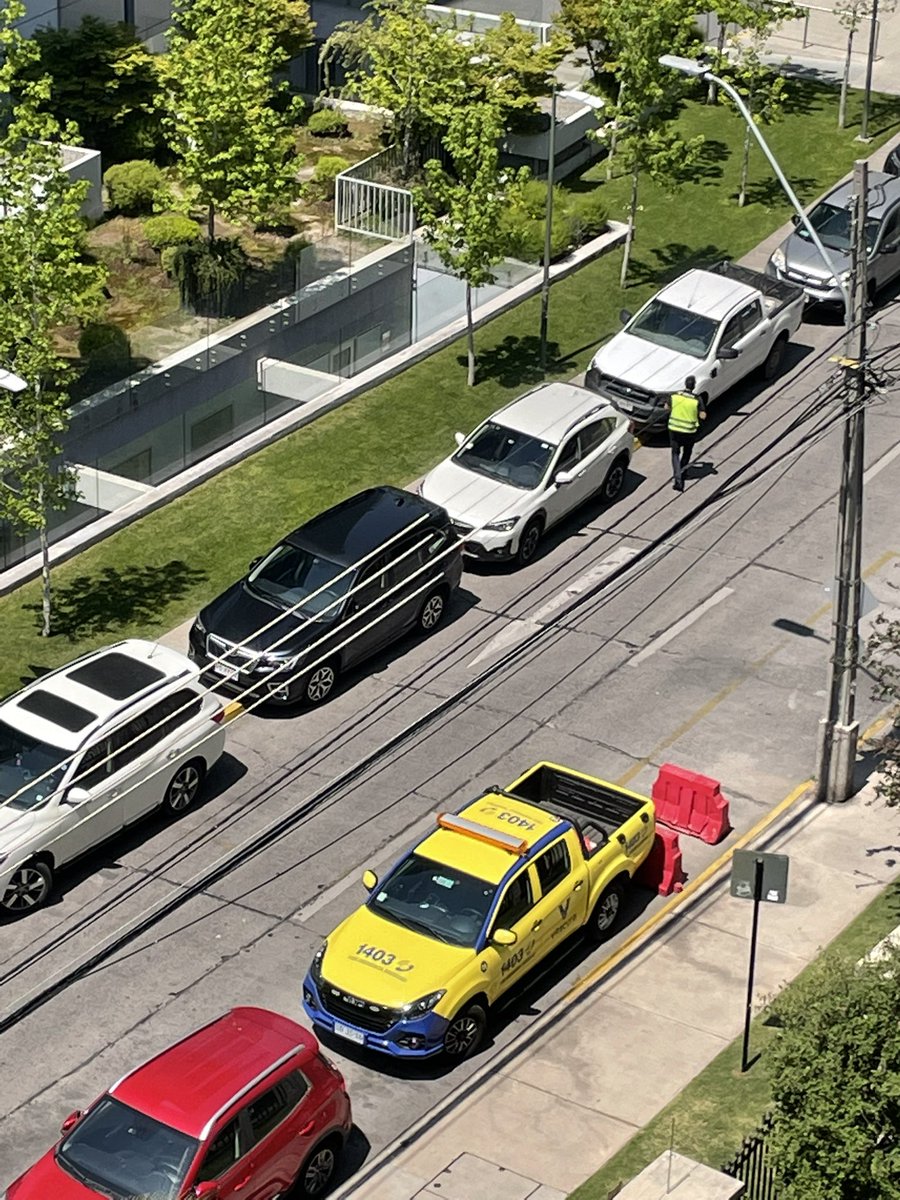 coteperezb's tweet photo. Hay temas que son de criterio, @MuniVitacura multando a todos los autos que están en un funeral en calle Teresa Concha Walker , donde no hay más dónde estacionar. Que mal! https://t.co/Wp8GkeswUD