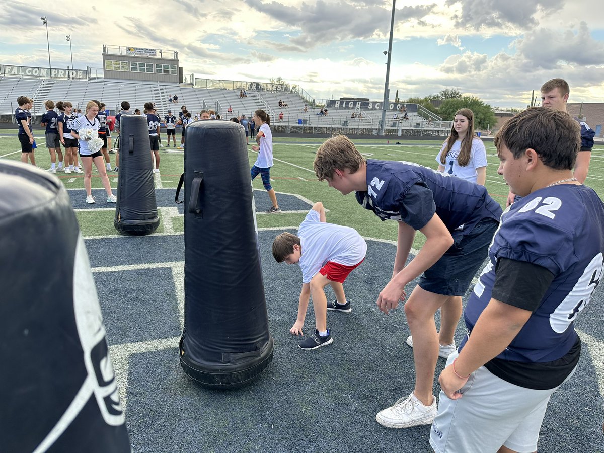 cort_monroe's tweet image. Proud Superintendent morning! One Team Day celebrating all our CCUSD students and families at Falcon Field this morning with CSHS Football, Pom, Cheer &amp;amp; staff and families. Victory! One team! @CSHS_Falcons @CaveCreekUSD93 @CSHSAthletics1 @CSHS_Pom @CS_Cheerleading