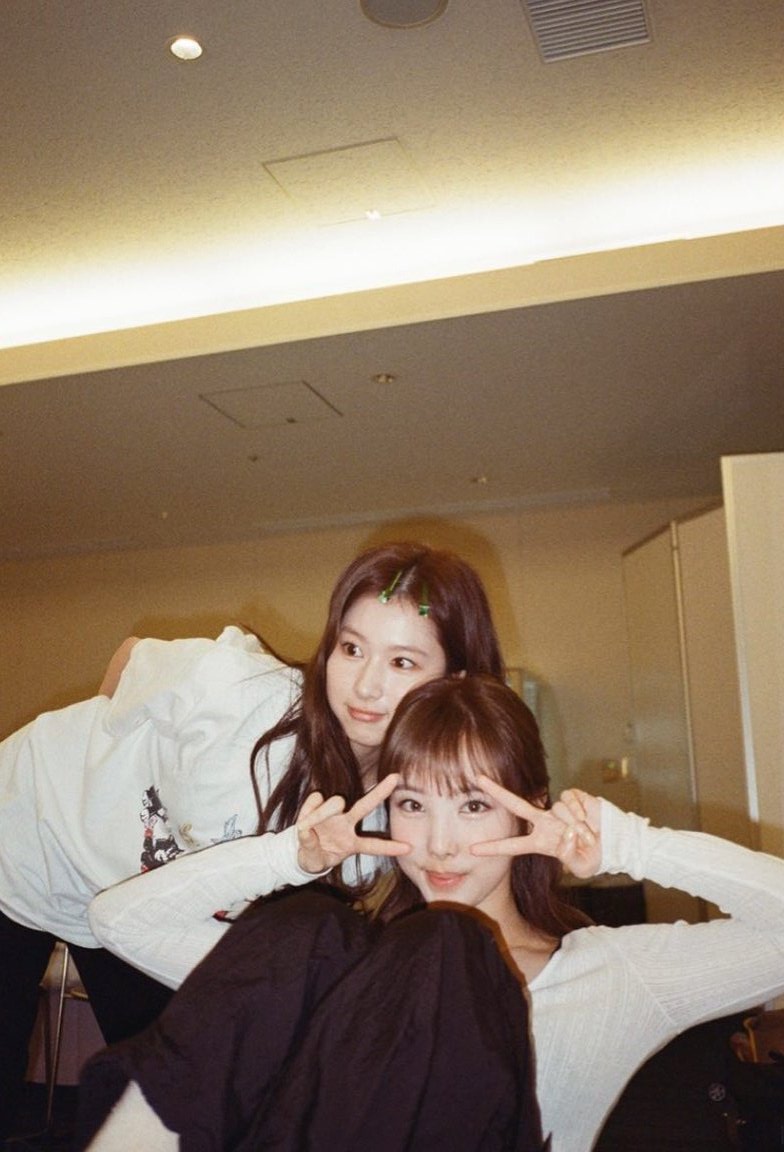 sanasthinking's tweet photo. sana and nayeon are so cute together https://t.co/PD9bPNTVRH