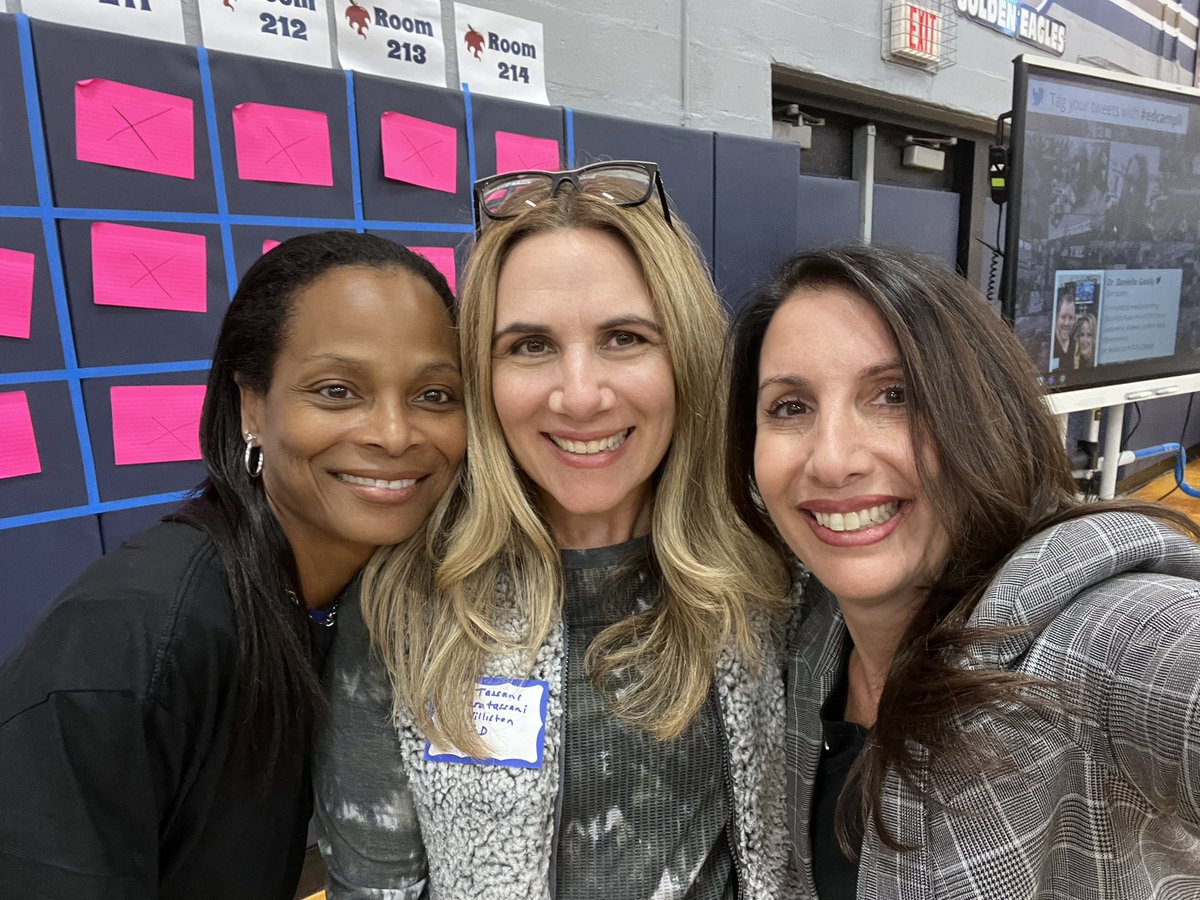 A quick pic before session 1 #EdCampLI <a href="/taratassani/">Tara Tassani</a> <a href="/DrLOutlaw/">𝒪𝓊𝓉𝓁𝒶𝓌 𝐼𝓃𝓃𝑜𝓋𝒶𝓉𝒾𝑜𝓃</a>