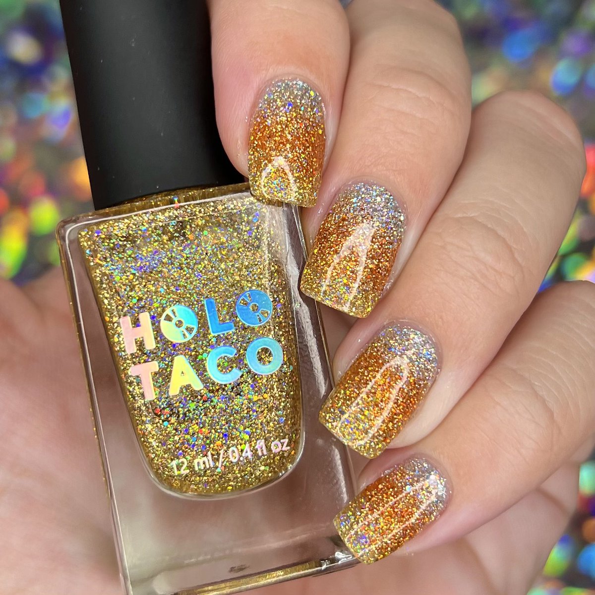 madlacquer's tweet photo. It’s (candy) CORN! It has the ✨holo✨ 🌽💿

Candy corn-inspired holo glitter gradient mani, created using products from @holotaco @nailogical 💖 https://t.co/tR9898ftuN