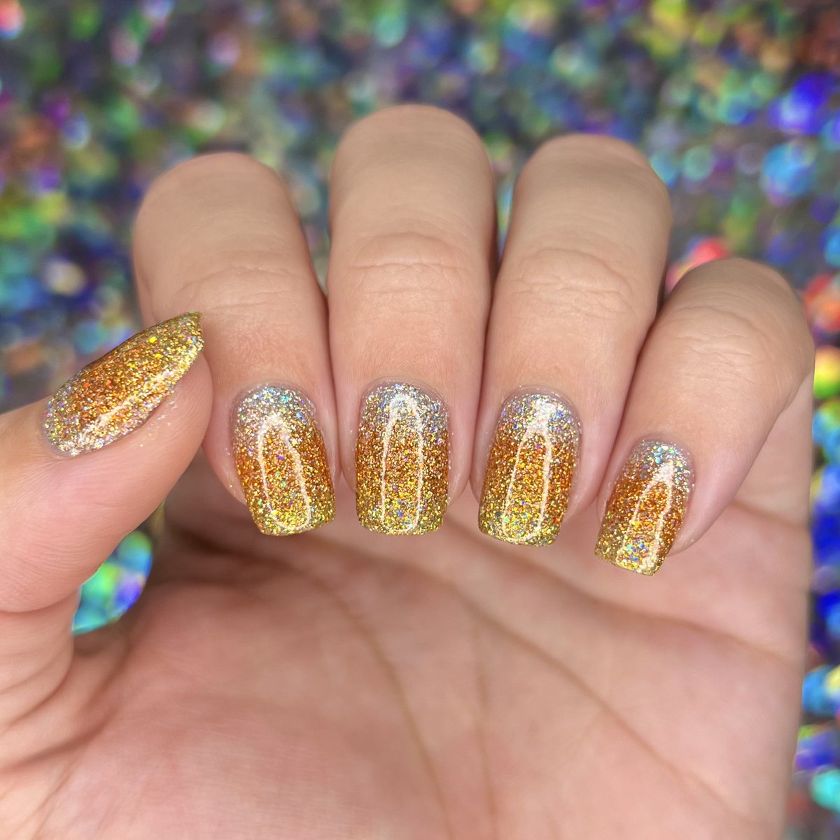 madlacquer's tweet photo. It’s (candy) CORN! It has the ✨holo✨ 🌽💿

Candy corn-inspired holo glitter gradient mani, created using products from @holotaco @nailogical 💖 https://t.co/tR9898ftuN