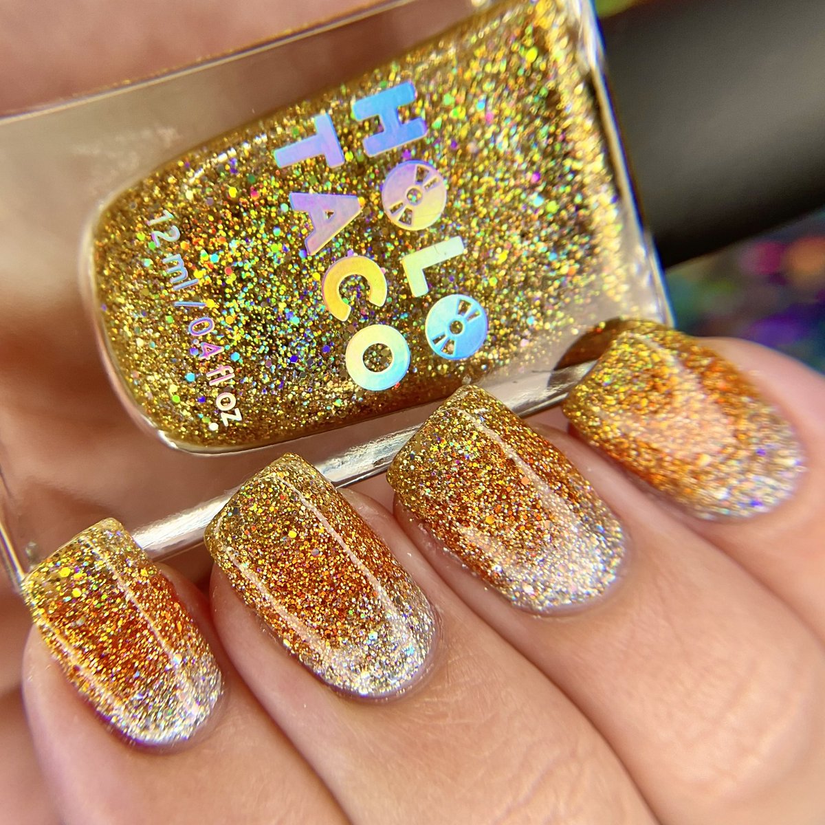 madlacquer's tweet photo. It’s (candy) CORN! It has the ✨holo✨ 🌽💿

Candy corn-inspired holo glitter gradient mani, created using products from @holotaco @nailogical 💖 https://t.co/tR9898ftuN