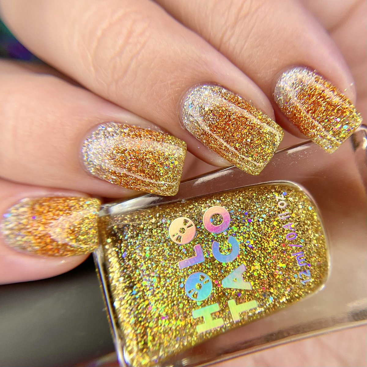 madlacquer's tweet photo. It’s (candy) CORN! It has the ✨holo✨ 🌽💿

Candy corn-inspired holo glitter gradient mani, created using products from @holotaco @nailogical 💖 https://t.co/tR9898ftuN