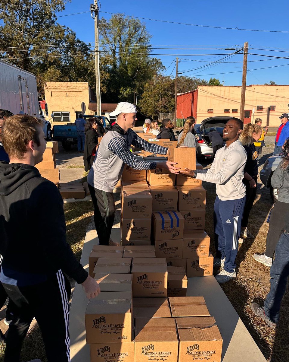 GSW_MBASKETBALL's tweet photo. Menโs Basketball was in Plains, GA for their monthly food bank passing out free food to the community! #CanesintheCommunity @HelperHelperApp https://t.co/0pclzaJJXK