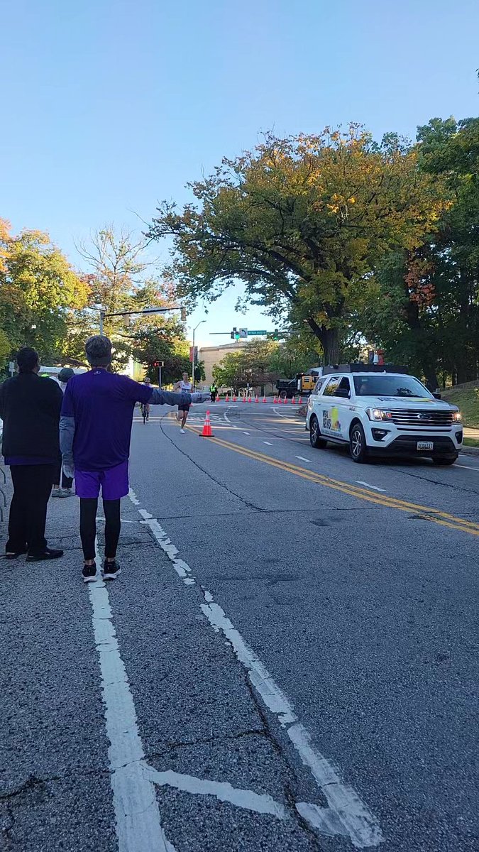 runSue19's tweet photo. Working Water Stop 3 at the Baltimore Running Festival today!!!! Great job runners!!!!
#teamultra #brrc #waterstop3 #baltimoreruns #bmoreruns https://t.co/Vr0XjHIvDd