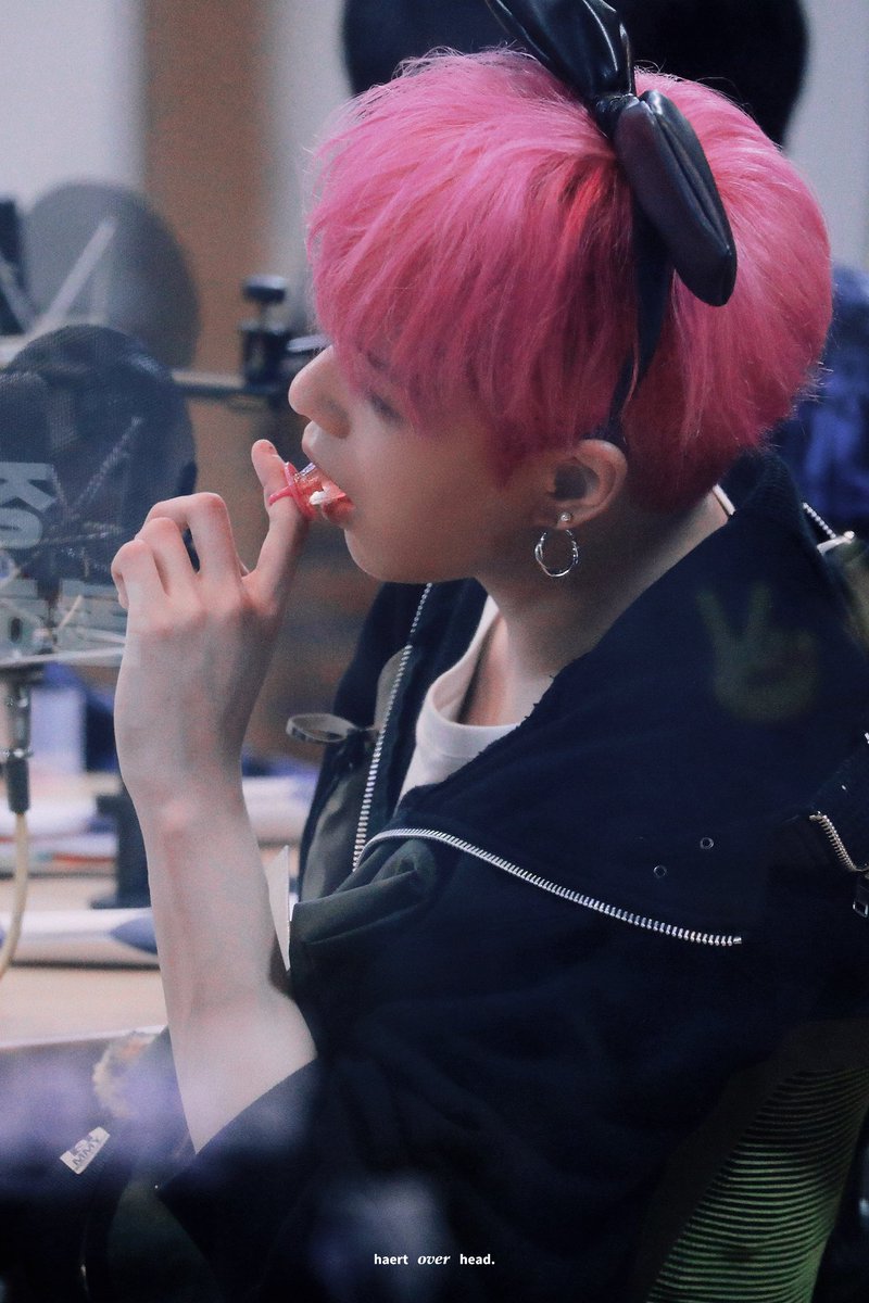 HoH723's tweet photo. 👅🌙

#윤재혁 #YOONJAEHYUK #ジェヒョク #尹材赫 #트레저   #TREASURE https://t.co/4gNhE877fo