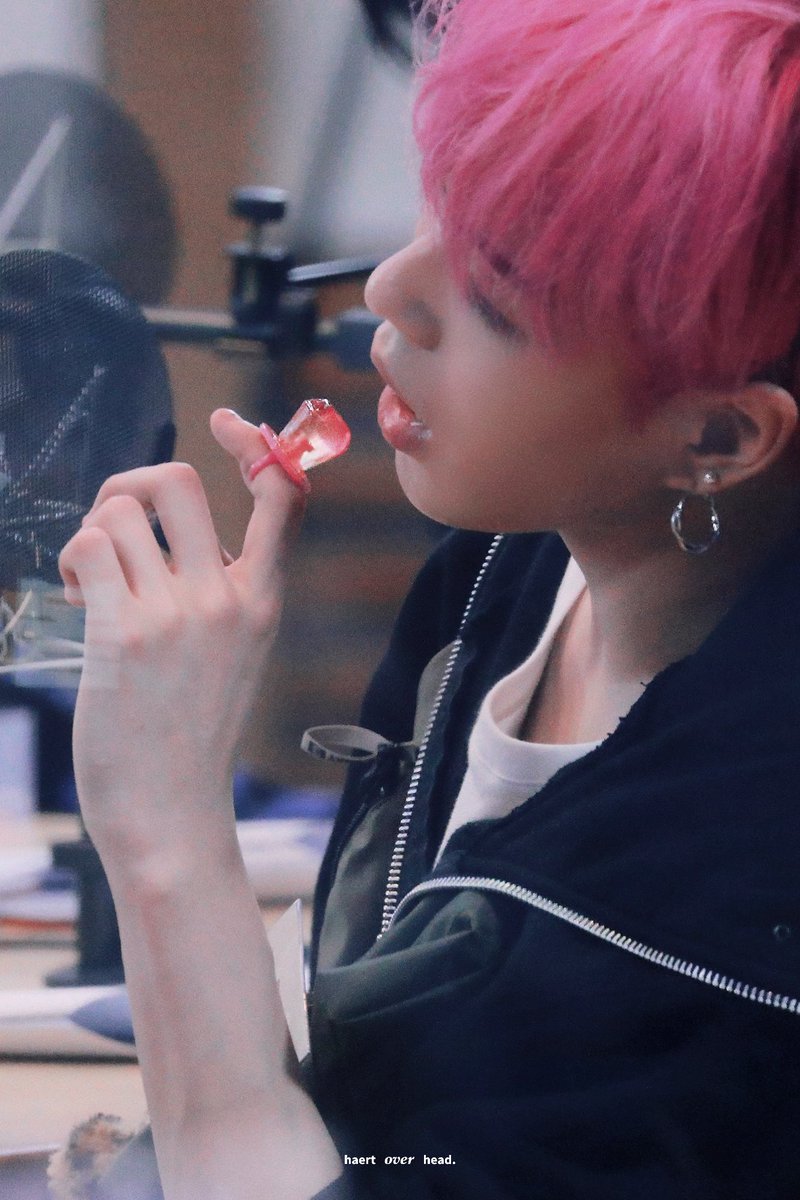 HoH723's tweet photo. 👅🌙

#윤재혁 #YOONJAEHYUK #ジェヒョク #尹材赫 #트레저   #TREASURE https://t.co/4gNhE877fo