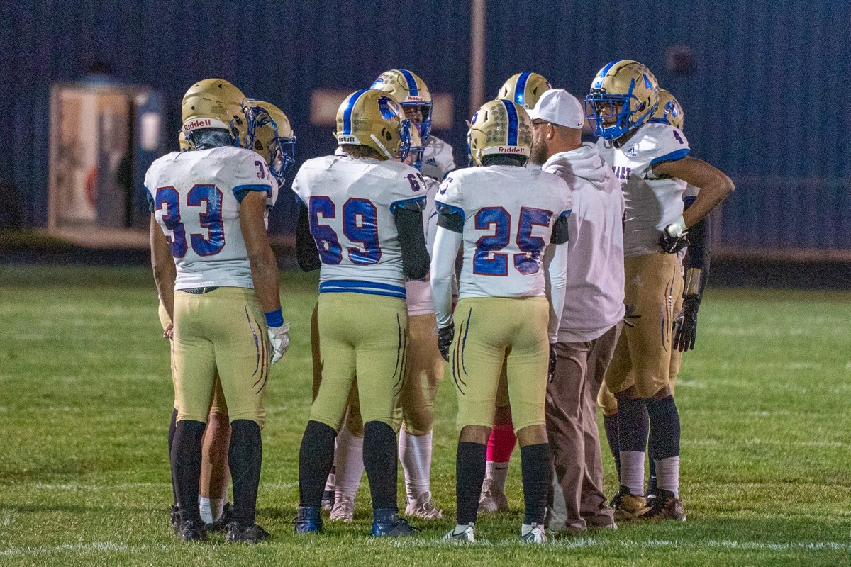 ElkhartNight's tweet photo. Shots from our Lions vs New Prairie.   Set: 3 @coachsaintlouis @ElkhartLionsFB @ElkhartHSSports @Fbtcoach @BallCoachMiller @hockeypimp17 @ElkhartClub #PTP https://t.co/cr7leVHXWx