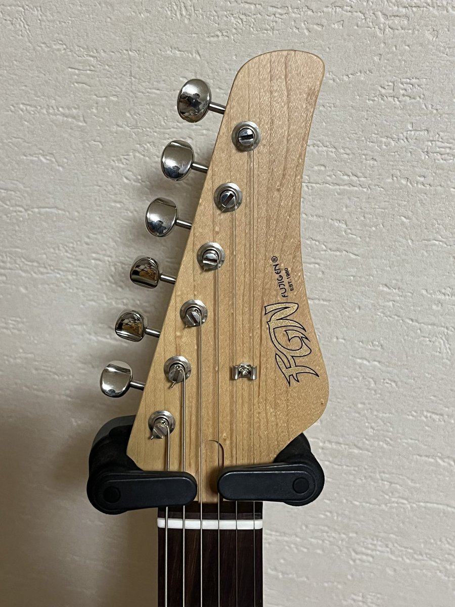 takborngt's tweet photo. インプレッション。やっぱヘッドに設計外のものが引っ付いてないから、見た目も音もすっきりする印象。ギターにはこの方が良さげ。チューニングはパーフェクトに合う。#polytune3mini
バッファも入ってるようでこれはプレイバック確認して探究の余地あり。自信持っておすすめ。 https://t.co/npRAW6HZIs