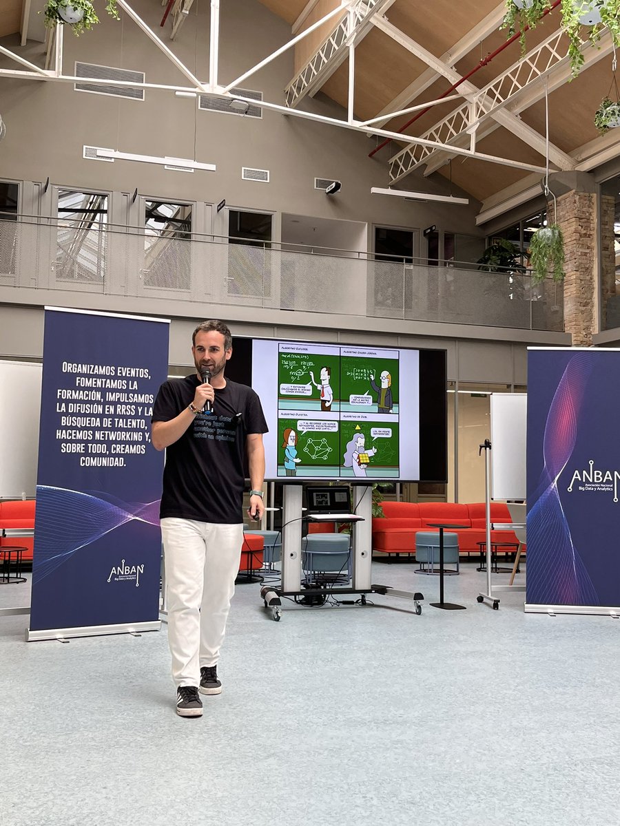 BigDataAsoc's tweet photo. ¡Turno de @SantiGarciaCC!
👉 La era de los algoritmos 

🔊 Únete en directo https://t.co/AJX7yJi9qg

#iaANBAN 
#hackathon https://t.co/qWUSpq3wxq