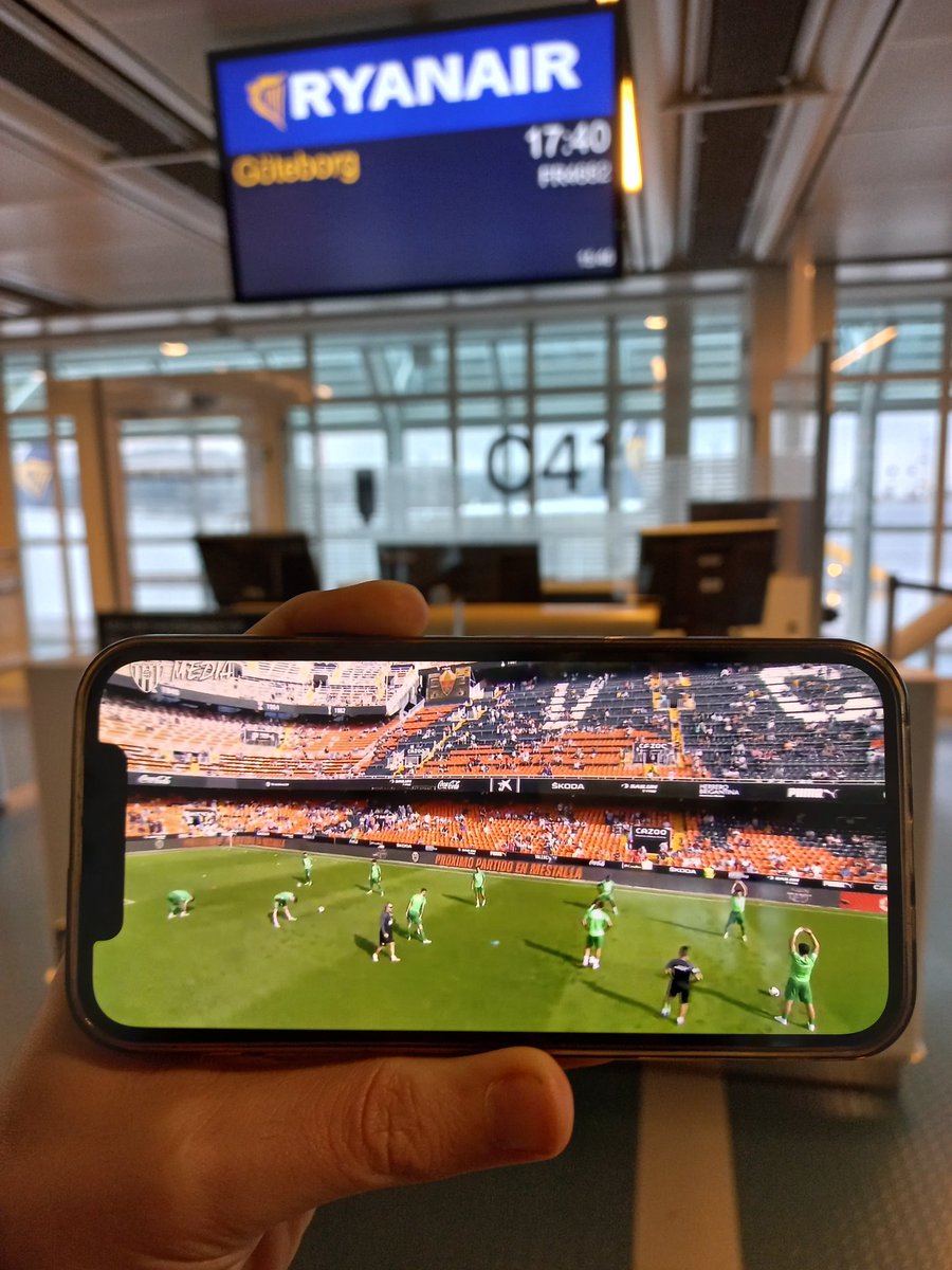 Ballester_dolzP's tweet photo. Vinga VLC Vinga 🧡🦇. N’hi ha que guanyar #VCFMediaRadio @RoviVCFRADIO Saludos hoy desde el aeropuerto internacional de Arlanda, Estocolmo, camino a Gothenburgo 🇸🇪 @javiattard @9carrgie @Andreu_Alberola https://t.co/uEfvvLe07u