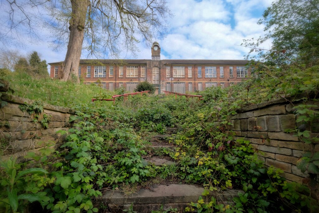 DerelictYork's tweet photo. #DerelictYokshire Day #76
Maltby Grammar School - #Rotherham
A new £10m school building was built in 2012 and the old building was left to the tender mercies of various local vandals and arsonists.
#EmbeddedCarbon anyone?
There are of course "plans" to re-purpose the building. https://t.co/9VhOQZxoTH