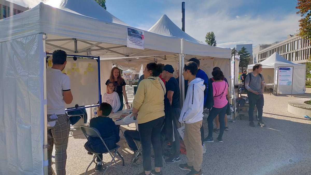 Great day with @LbbeLyon at the 2022 Science Festival! @UnivLyon1 @CNRS_dr07 Presenting games and animations about #Evolution, featuring @lifemap_tol of course!!