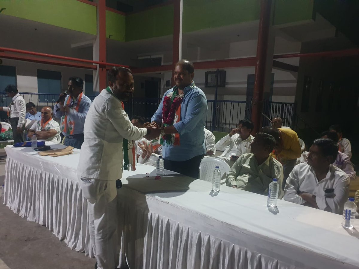 INCAhmedabad's tweet photo. આજે અમદાવાદ શહેર કોંગ્રેસ સમિતિ આયોજીત 
અમરાઇવાડી વોર્ડ માં મીટીંગમાં વોર્ડના નવનિયુક્ત હોદ્દેદારોને સન્માન પત્ર વિતરણ તથા આવનારી 2022 વિધાનસભાની ચૂંટણી અંગે વિસ્તૃત ચર્ચા કરવામાં આવી..
#niravbaxi
#Ahmedabad
#Congress
@INCGujarat
@jagdishthakormp

@Divya_Bhaskar
@News18Guj https://t.co/DZf8JnBXmX