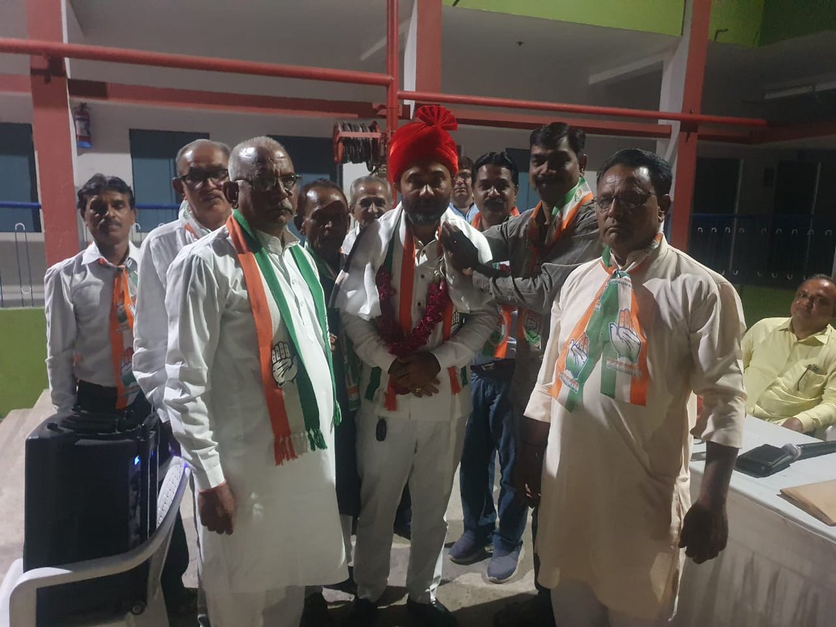 INCAhmedabad's tweet photo. આજે અમદાવાદ શહેર કોંગ્રેસ સમિતિ આયોજીત 
અમરાઇવાડી વોર્ડ માં મીટીંગમાં વોર્ડના નવનિયુક્ત હોદ્દેદારોને સન્માન પત્ર વિતરણ તથા આવનારી 2022 વિધાનસભાની ચૂંટણી અંગે વિસ્તૃત ચર્ચા કરવામાં આવી..
#niravbaxi
#Ahmedabad
#Congress
@INCGujarat
@jagdishthakormp

@Divya_Bhaskar
@News18Guj https://t.co/DZf8JnBXmX