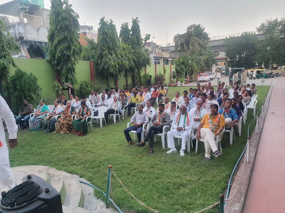 INCAhmedabad's tweet photo. આજે અમદાવાદ શહેર કોંગ્રેસ સમિતિ આયોજીત 
અમરાઇવાડી વોર્ડ માં મીટીંગમાં વોર્ડના નવનિયુક્ત હોદ્દેદારોને સન્માન પત્ર વિતરણ તથા આવનારી 2022 વિધાનસભાની ચૂંટણી અંગે વિસ્તૃત ચર્ચા કરવામાં આવી..
#niravbaxi
#Ahmedabad
#Congress
@INCGujarat
@jagdishthakormp

@Divya_Bhaskar
@News18Guj https://t.co/DZf8JnBXmX