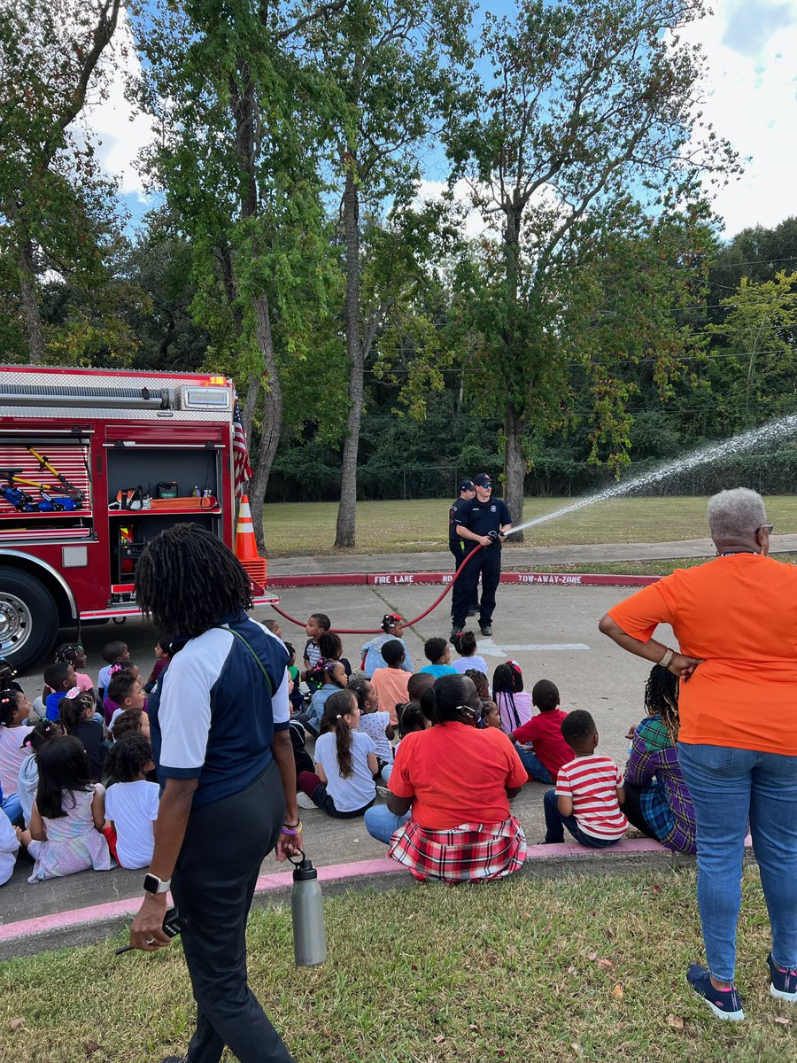 ElliottLEADS1st's tweet photo. Thank you Fresno Fire Department for speaking to our Burton Sheriffs for Fire Prevention Week.  
@WBE_Sheriffs 
#SheriffPride https://t.co/5otMMhqEPA