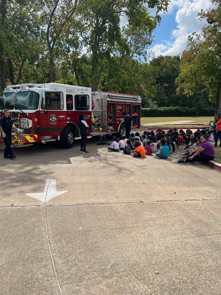 ElliottLEADS1st's tweet photo. Thank you Fresno Fire Department for speaking to our Burton Sheriffs for Fire Prevention Week.  
@WBE_Sheriffs 
#SheriffPride https://t.co/5otMMhqEPA