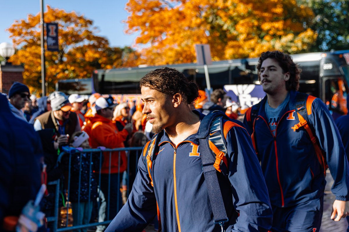 IlliniFootball's tweet photo. Illini Walk: Homecoming Version

#Illini // #HTTO // #famILLy https://t.co/2Lm0QqYlyQ