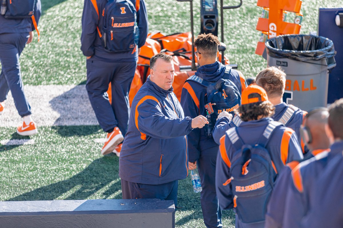 IlliniFootball's tweet photo. Illini Walk: Homecoming Version

#Illini // #HTTO // #famILLy https://t.co/2Lm0QqYlyQ