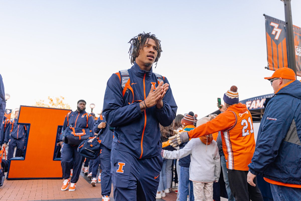 IlliniFootball's tweet photo. Illini Walk: Homecoming Version

#Illini // #HTTO // #famILLy https://t.co/2Lm0QqYlyQ