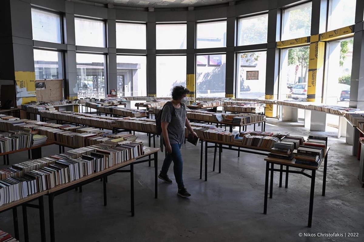 Λεωνίδας Κουρσούμης ο άνθρωπος που έκανε το όραμα του πραγματικότητα ιδρύοντας το βιβλιοπωλείο των αστέγων. newsbomb.gr/ellada/story/1…