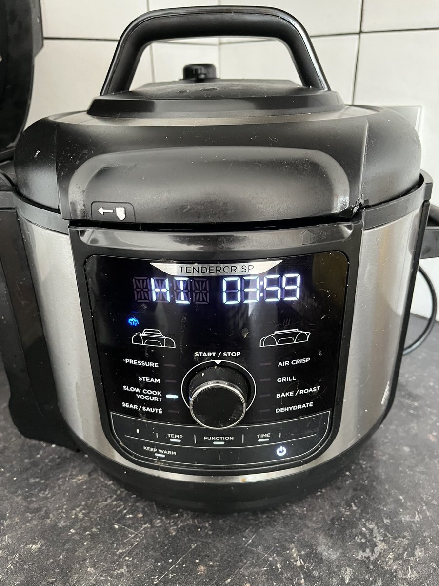 MonicaAnth's tweet photo. Pittige Champignonsoep (met smeerkaas sambal) in de maak met de #Soupmaker.
Stoofpeertjes in de multicooker.
Geen omkijken naar. Lekker met een glaasje port naar #Rugby kijken.
#RLWC21
#gasvrijkoken https://t.co/6B8xX8fwKv
