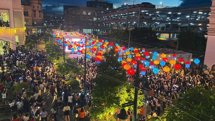 IloIlo_ARMY's tweet photo. A thousand strong Iloilo ARMYs (Iloilo City, Philippines) gathhered to support @BTS_twt  and Busan's bid for #WorldExpo2030 💜 City of Love indeed...💜💜💜💜💜💜

#YetToComeinBUSAN_ILO
#YetToComeTHECITYinBUSAN
#YetToComeinBUSAN
#YetToCome_on_Weverse_LIVE
📷©️Festive Walk Iloilo https://t.co/CIe79jgin8