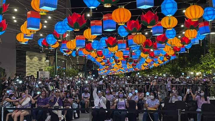 IloIlo_ARMY's tweet photo. A thousand strong Iloilo ARMYs (Iloilo City, Philippines) gathhered to support @BTS_twt  and Busan's bid for #WorldExpo2030 💜 City of Love indeed...💜💜💜💜💜💜

#YetToComeinBUSAN_ILO
#YetToComeTHECITYinBUSAN
#YetToComeinBUSAN
#YetToCome_on_Weverse_LIVE
📷©️Festive Walk Iloilo https://t.co/CIe79jgin8