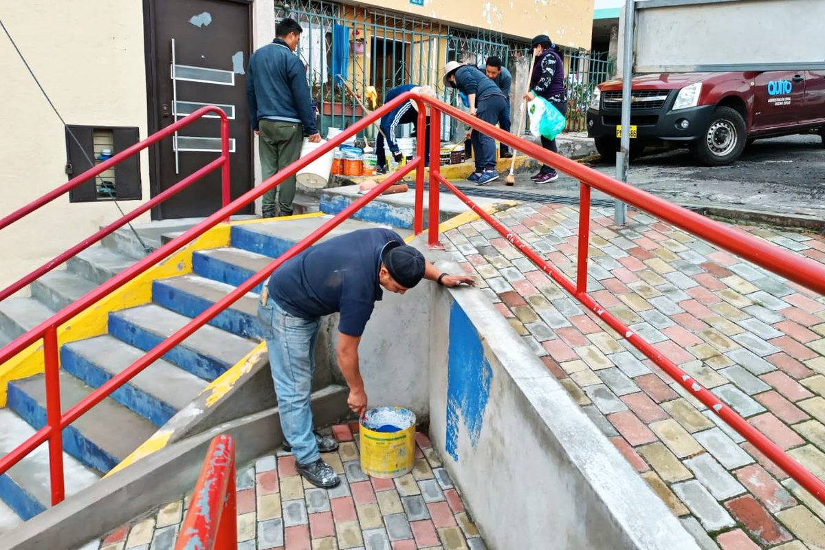 ZonalEspejo's tweet photo. HOY| Junto a la ciudadanía del sector Habas Corral participamos de las #MingasQuito. Se realizan trabajos en el espacio público.

✅ Limpieza de maleza
✅ Pintura muros y bordillos de rampas de acceso inclusivo
✅ Limpieza de senderos de quebrada

Construimos un #QuitoParaVivir https://t.co/eVjrjAxzSn