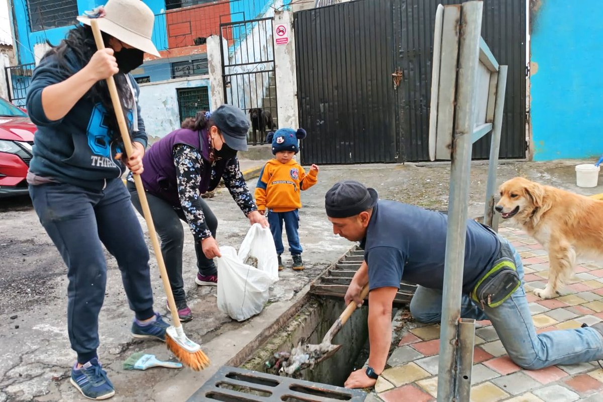 ZonalEspejo's tweet photo. HOY| Junto a la ciudadanía del sector Habas Corral participamos de las #MingasQuito. Se realizan trabajos en el espacio público.

✅ Limpieza de maleza
✅ Pintura muros y bordillos de rampas de acceso inclusivo
✅ Limpieza de senderos de quebrada

Construimos un #QuitoParaVivir https://t.co/eVjrjAxzSn
