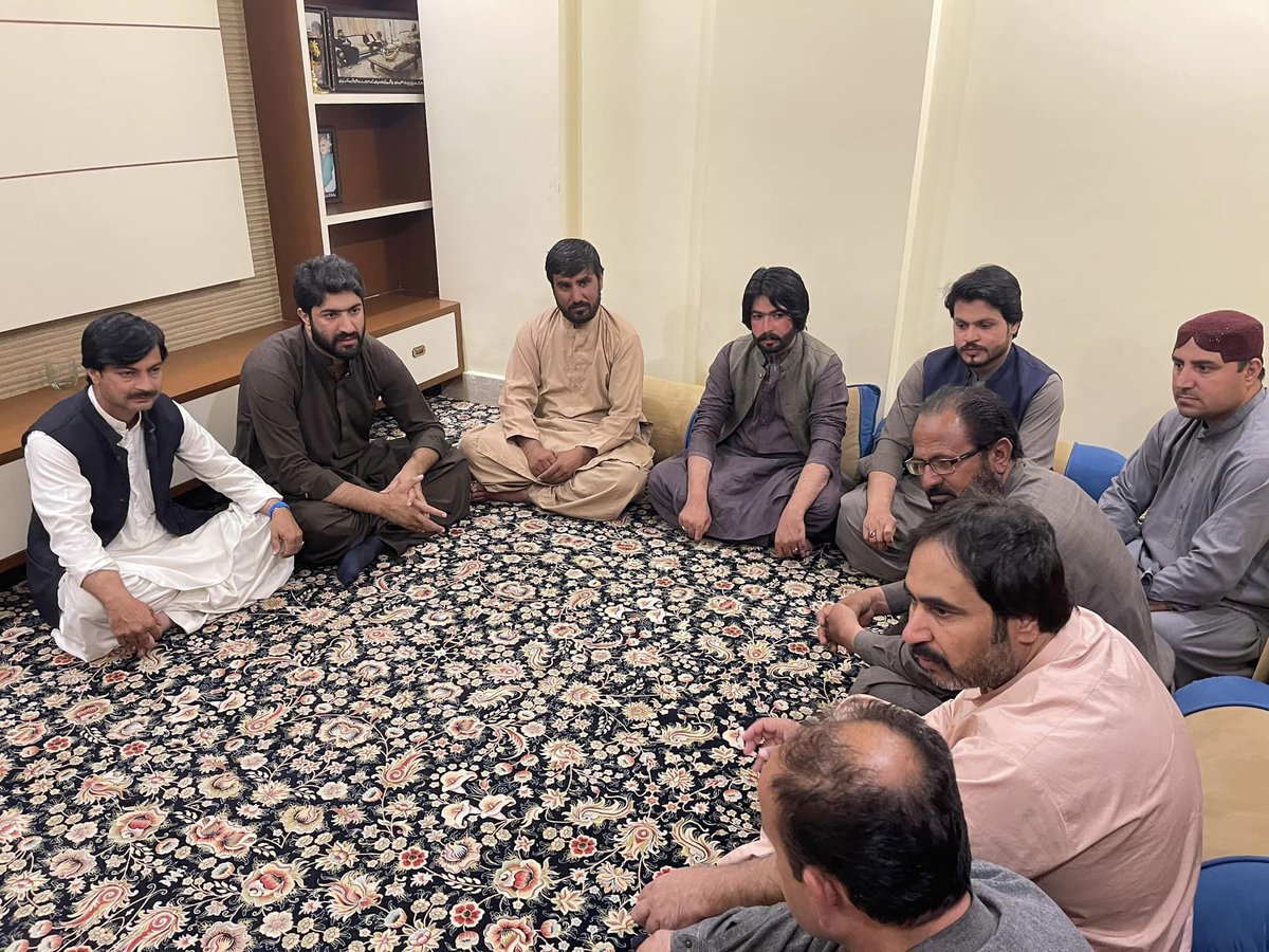 EFazale's tweet photo. میر ثناہ اللہ جتک سے پارٹی کے سینئر رئنما میر عبدالنبی سمالانی، یوسف شاہ اور حلقہ انتخاب سے تعلق رکھنے والے قبائلی شخصیات کی ملاقات 
اس موقع پر صوبائی ایگزیٹو ممبر صوبدار جتک پیپلزیوتھ کے سینئر نائب صدر امتیاز جتک، پیپلزیوتھ کوئٹہ ڈسٹرکٹ کے نائب صدر فضل کاکڑ بھی موجود تھے. https://t.co/PZySfD8SpW