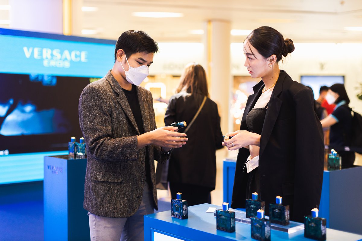 typecastagency's tweet photo. อาหลี @auttharinya ในงาน “VERSACE EROS POP-UP” ที่ Siam Paragon เมื่อวานที่ผ่านมา✨
#VersaceParfums #VersaceEros #VersaceErosTH #BeautyHallThailand
#อาหลีอัฐริญญา #AleeAuttharinya #TypecastAgency https://t.co/XcJeMIRBHS