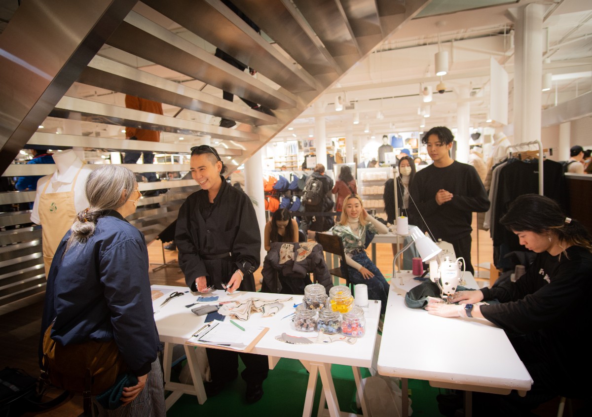 Today is International Repair Day! We celebrated by inviting designer Sho Konishi to the RE.UNIQLO Repair Studio for a special upcycling + patchwork event. Want to learn more about repairing and caring for your clothes? Visit uniqlo.us/3eqU4k2