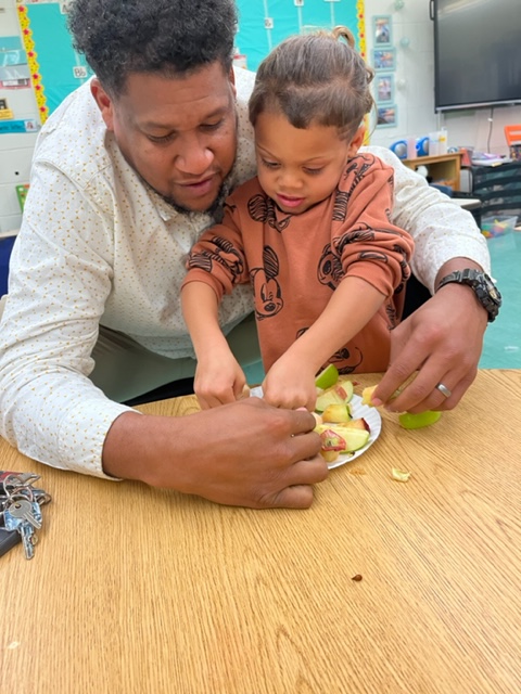 HELCPandas's tweet photo. Popping Into Preschool!

On Thursday, we had an after school even where students were able to bring someone special to help them come learn all about apples! We read a story, worked on math and literacy skills, and enjoyed some apples.🍎 https://t.co/YT632EI5Zq