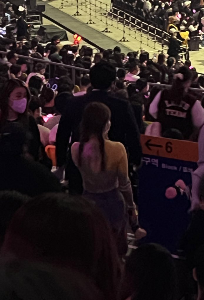 twicepinkfeed's tweet photo. Nayeon, Jihyo and Mina attended @BLACKPINK’s Born Pink concert in Seoul today!!

They even brought their own hammerbongs to support the girls 🥹💗 https://t.co/YDcihuzfs3