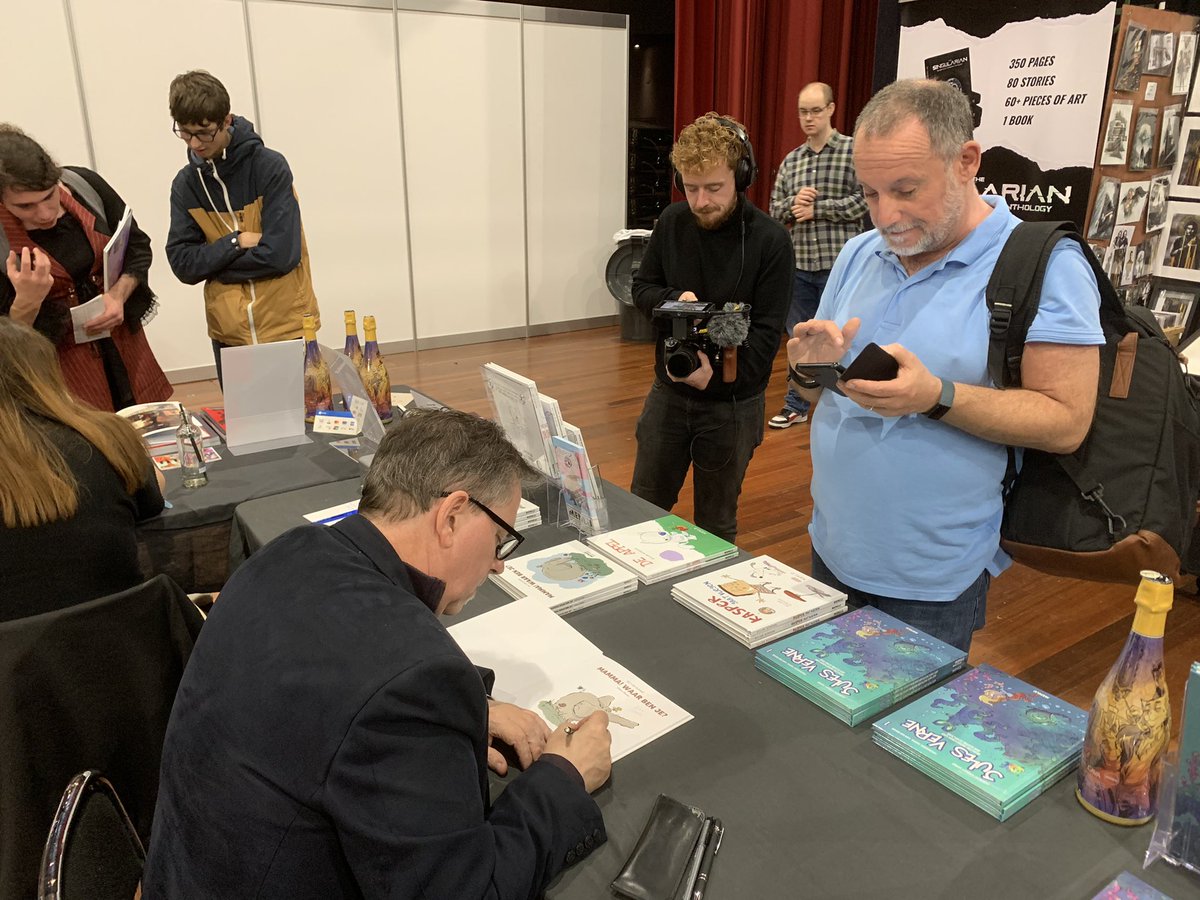 MenluComics's tweet photo. Signeren bij de stand van MENLU op het @Stripfestival #Breda samen met Robbert Damen, @willemritstier en Merel Moonen.

#signeren #stripfestivalbreda https://t.co/nKssj9prsO