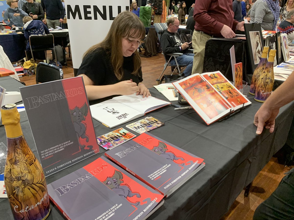 Signeren bij de stand van MENLU op het <a href="/Stripfestival/">Stripfestival Breda</a> #Breda samen met Robbert Damen, <a href="/willemritstier/">Willem Ritstier</a> en Merel Moonen.

#signeren #stripfestivalbreda