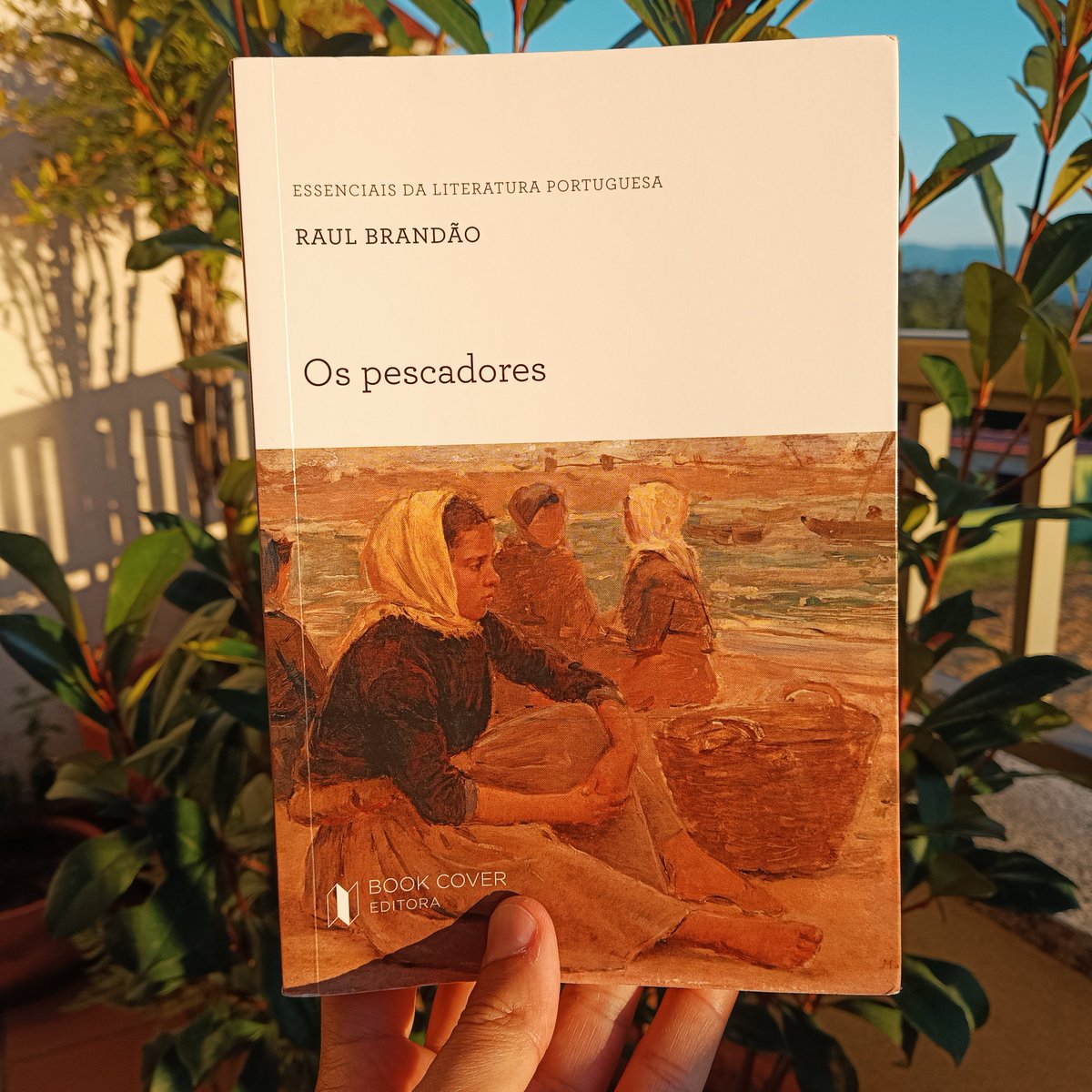 ivanlomba's tweet photo. Adorei este livro. Um belo e poético passeio pela costa de Portugal, os costumes e a dureza da vida à beira-mar, mas sem romantizar a pobreza e as tragédias do mar. Todo em comum com o que os meus avós me contaram da vida naqueles anos desta margem do Minho, na Guarda #piueiro https://t.co/LqVZCbfQSs