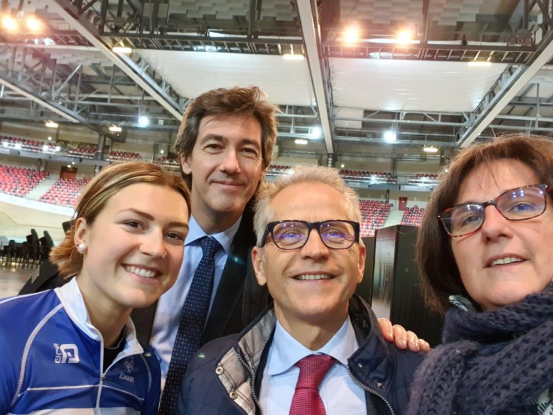 #csamedionsedetend 

Mondiaux de cyclisme sur piste, Mathilde Gros décroche l’or en vitesse individuelle.
Déjà championne de France et d’Europe du keirin, <a href="/gros_mathilde/">Mathilde_GROS</a> remporte son premier titre mondial.

Bravo Mathilde !

Crédit photo CHRISTOPHE ENA/AP <a href="/lemondefr/">Le Monde</a>